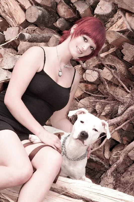 Portrait mit Hund im Naturlicht